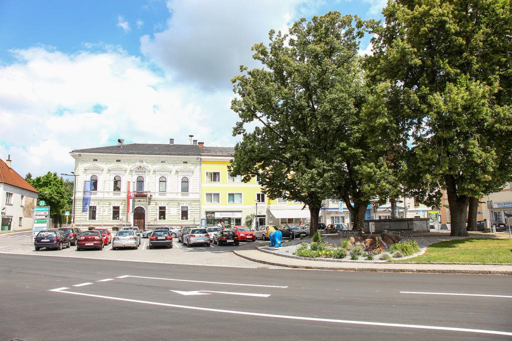 Blick auf Brunnen und Rathaus