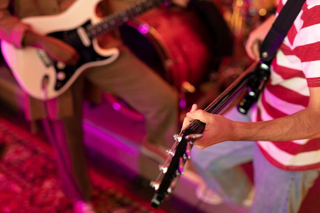 FREEPIK_Lizenz-2025-26_e-gitarre-bei-einer-lokalen-veranstaltung Kopie_reduziert