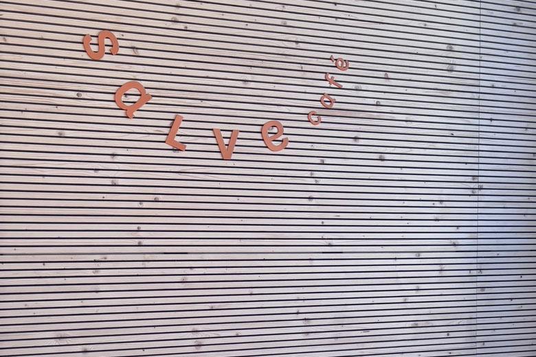 IMG_8747 Kopie_Ausschnitt - Rückwand mit Schriftzug Salve Café